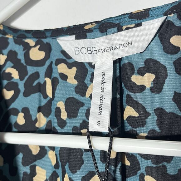 BCBGeneration Wrap Top Size Small Teal Leopard Print Tie Waist V Neck NWT $78 - Picture 2 of 13